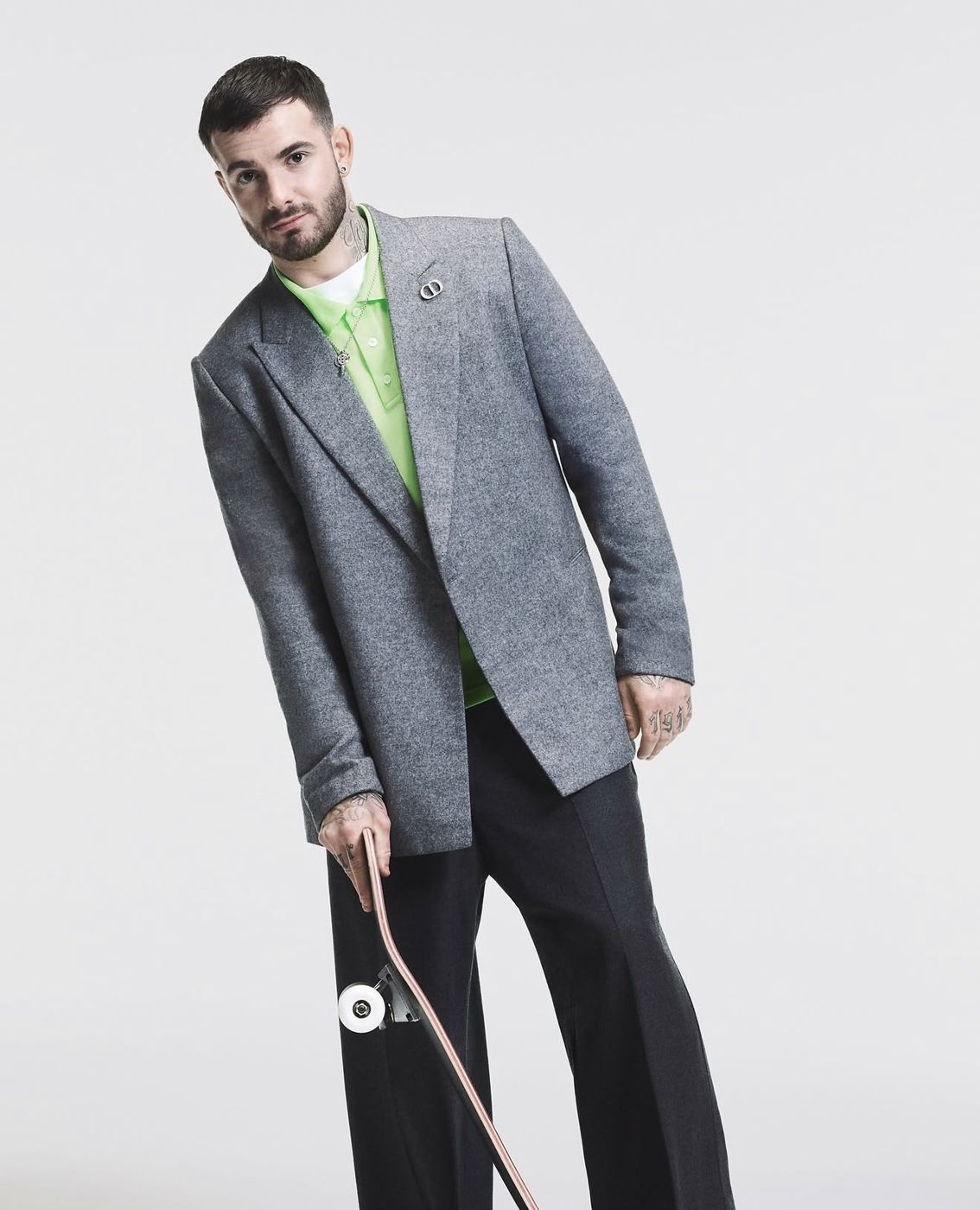 Aurélien Giraud en veste Dior, skate à la main