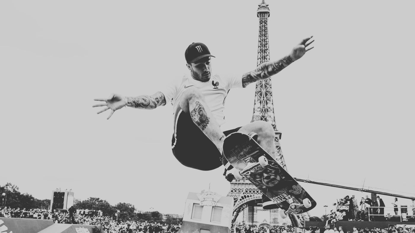 Aurélien Giraud en saut devant la tour Eiffel
