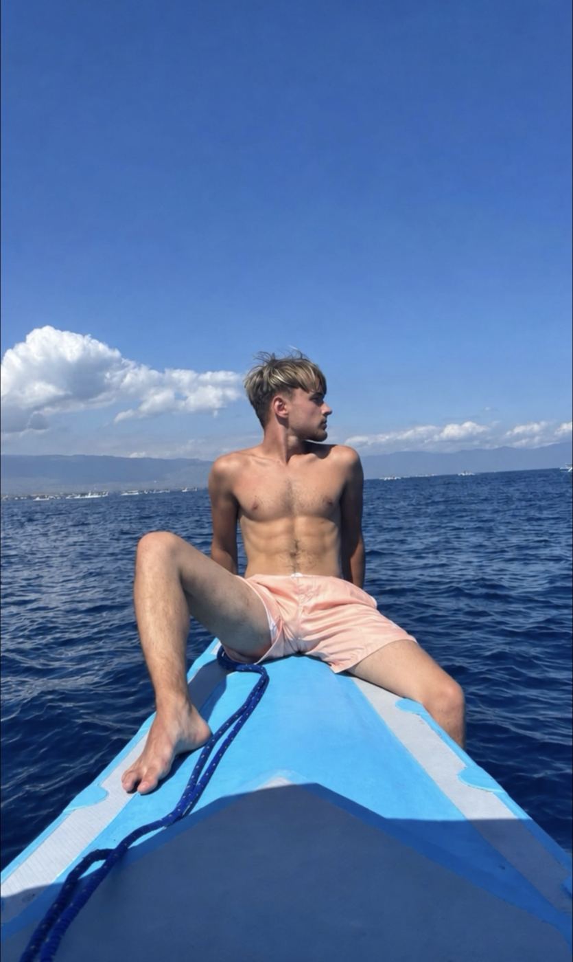 Côme Ferrand à la proue d’un bateau