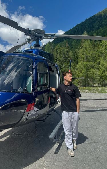 Côme Ferrand devant un hélicoptère