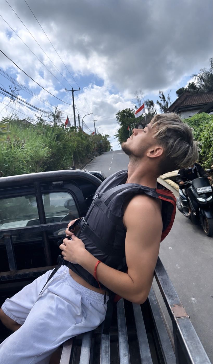 Côme Ferrand à l’arrière d’un pick-up à Bali